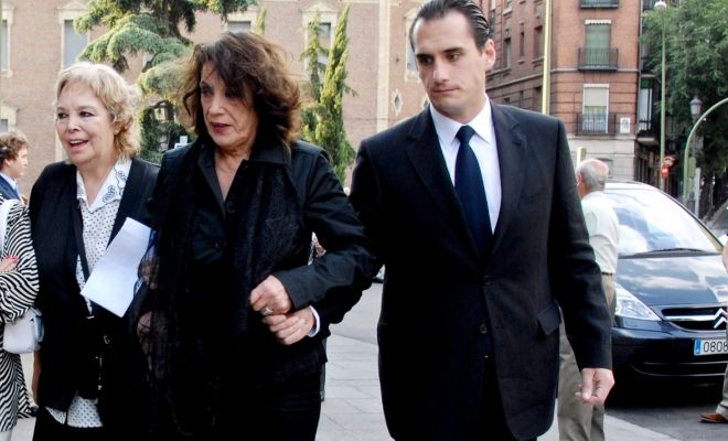 En la imagen, Terele Pvez, junto a su hijo Carolo Ruiz (derecha), y...