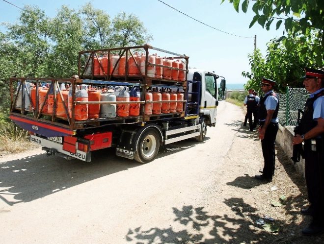 Un camión traslada, ayer, las bombonas encontradas en Alcanar.