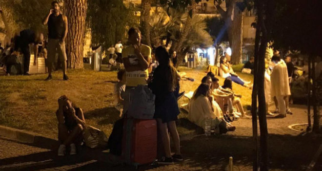Varios turistas y habitantes de Ischia permanecen en la calle por temor a las réplicas.