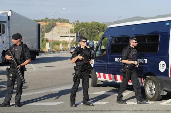 Control policial en la localidad catalana de Subirats, donde fue...