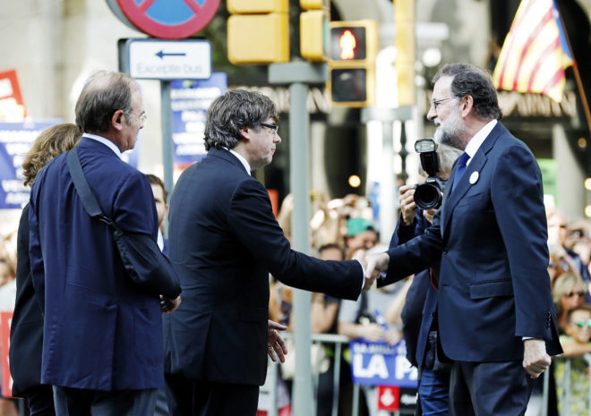 Mariano Rajoy y Carles Puigdemont, saludndose antes de la...