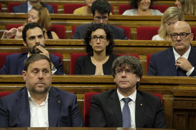 Oriol Junqueras y Carles Puigdemont, en el Parlament.