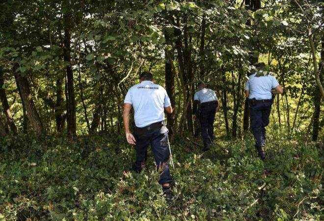 Policas franceses buscando pistas en el bosque en el rea cercana a Pont-de-Beauvoisin, al este de Francia