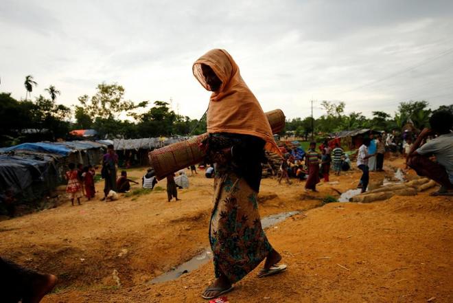 Una refugiada rohingya con todas sus posesiones en el campo de refugiados de Kutupalang