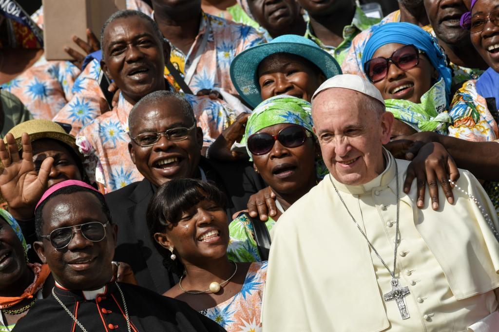 El Papa, el pasado mircoles, posa con un grupo de feligreses en el...