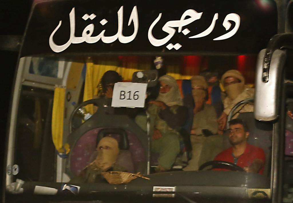 Militantes del IS, en el interior de los autobuses en los que viajan.