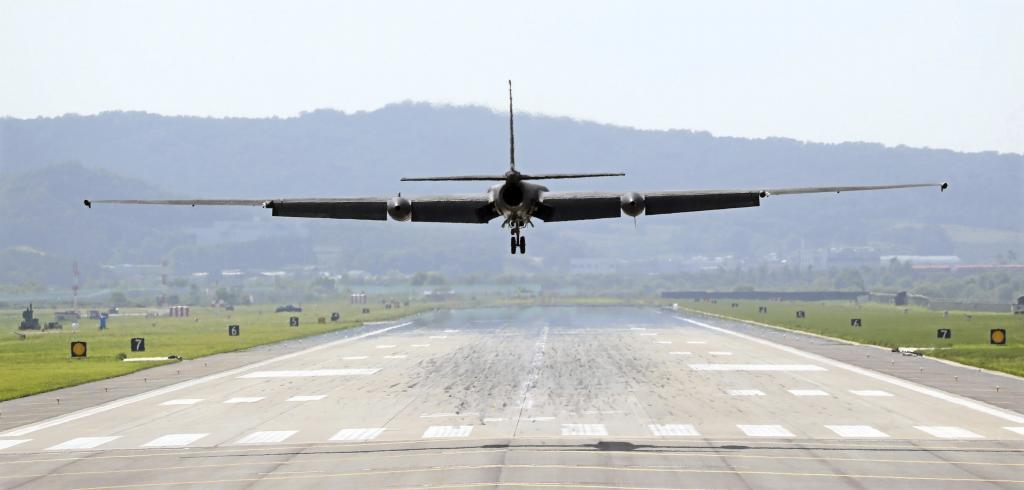 Un U-2 ultraligero aterriza en la base area estadounidense en Osan (Corea del Sur) hoy, 29 de agosto de 2017.