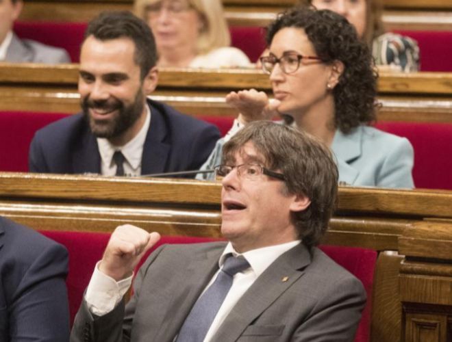 Carles Puigdemont, presidente de la Generalitat, durante el pleno de...