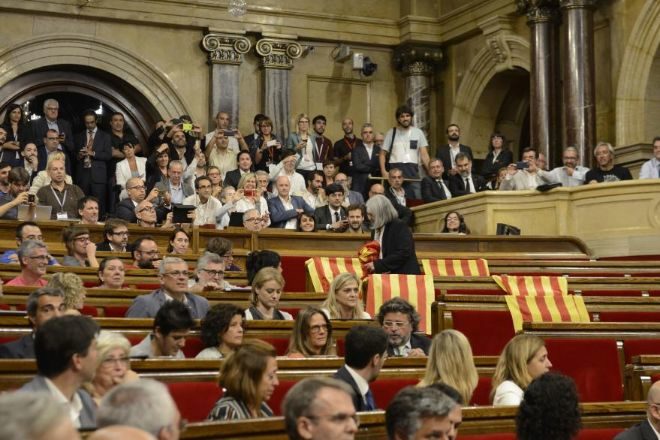 ngels Martnez, de Podem, retira las banderas de Espaa de la...