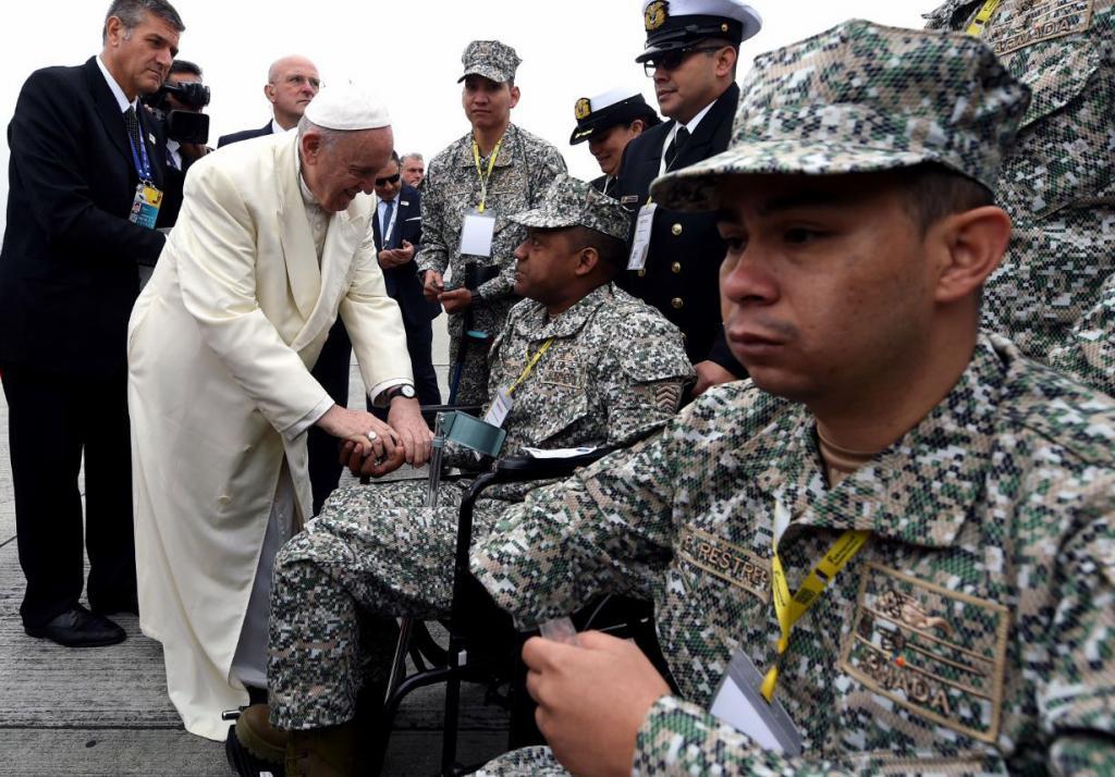 El papa agradece a militares y policas colombianos su contribucin a la paz.