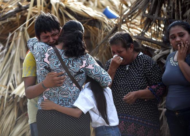 Varios mexicanos lloran por las vctimas del terremoto.