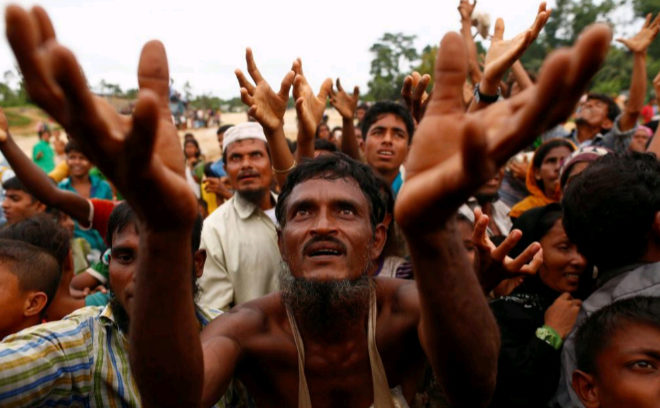 Un grupo de refugiados rohingya piden comida en un campamento de refugiados en Kutupalong, Bangladesh.