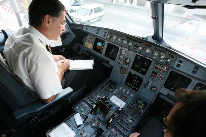 Pilotos y controladores denuncian que se les prohíba hablar en español:  "Afectará a la seguridad" | Economía | EL MUNDO