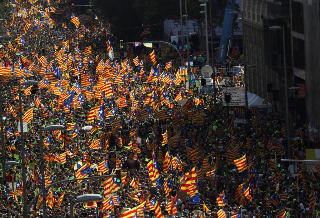 Miles de personas, con banderas independentistas en las calles de...