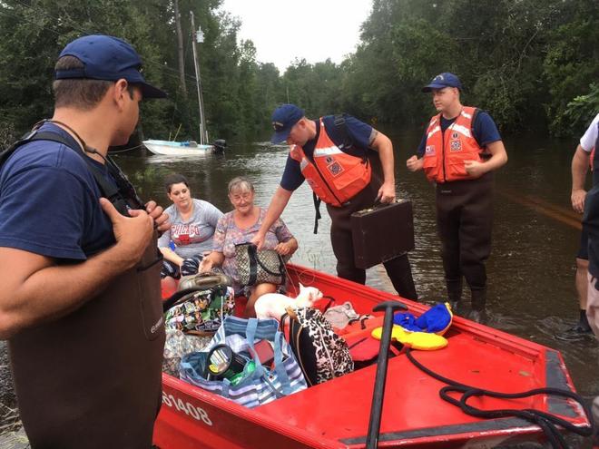 La Guardia Costera de EEUU ayuda a rescatar a unas mujeres en Jacksonville (Florida).