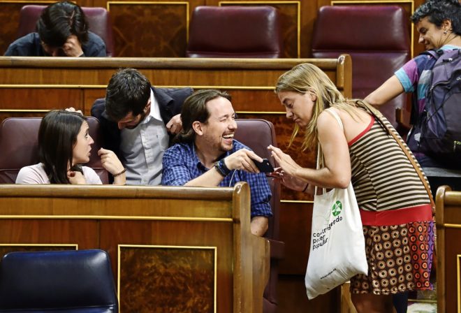 Pablo Iglesias bromea con la diputada Snia Farr, ayer, en el Pleno...