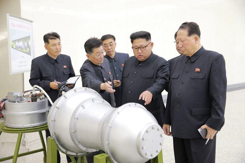 El lder norcoreano junto a la bomba H lanzada el da 3.