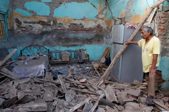 Un hombre observa los restos de su casa, destruida por el terremoto, en Juchitn, Mxico.