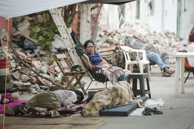 Residentes del municipio de Juchitn duermen a las afueras de sus casas destruidas por el terremoto.