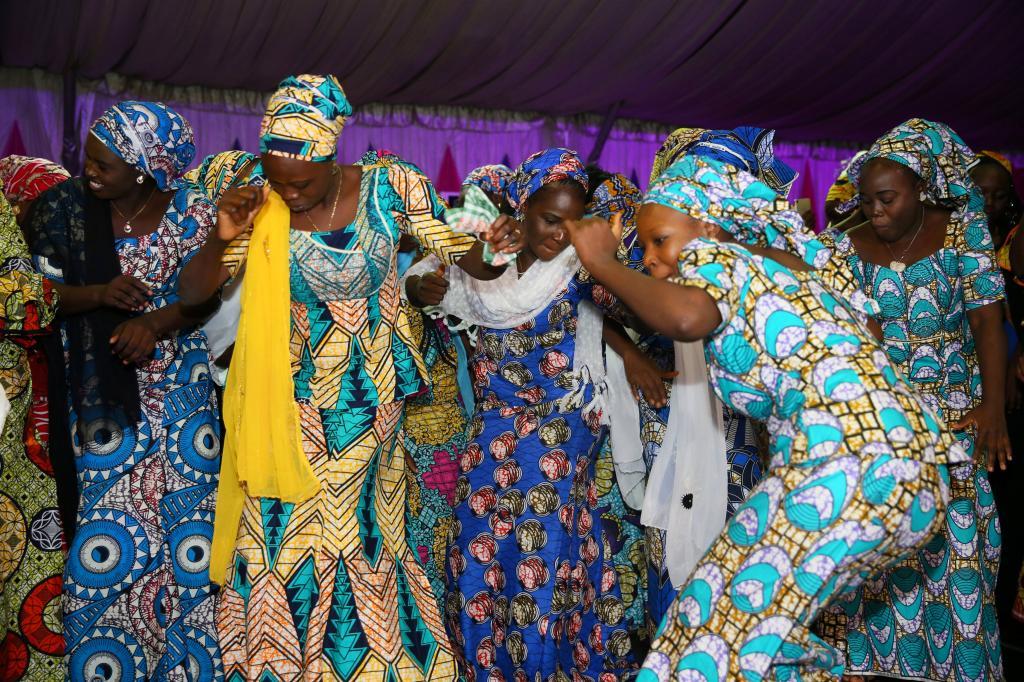 Las mujeres liberadas bailan en la cena celebrada en Abuja.