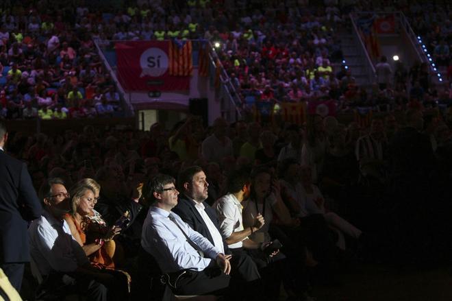 Carles Puigdemont y Oriol Junqueras durante el acto por el referndum...