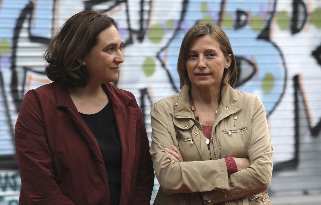 La alcaldesa de Barcelona, Ada Colau, y la presidenta del Parlament,...