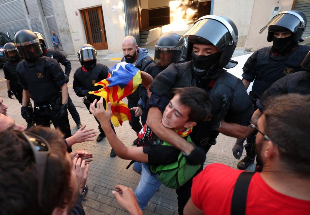 Los Mossos atajan a uno de los protestantes que portaba una estelada...