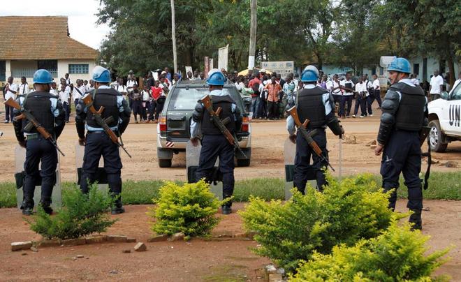 Soldados de la misin de la ONU en el Congo (MONUSCO) montan guardia tras unas protestas en Beni (Congo) en 2014