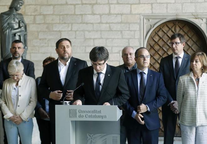El presidente cataln, Carles Puigdemont, junto a Oriol Junqueras y...