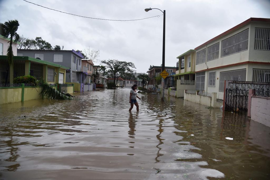 El huracn Mara tocaba tierra ayer en Puerto Rico con vientos de...