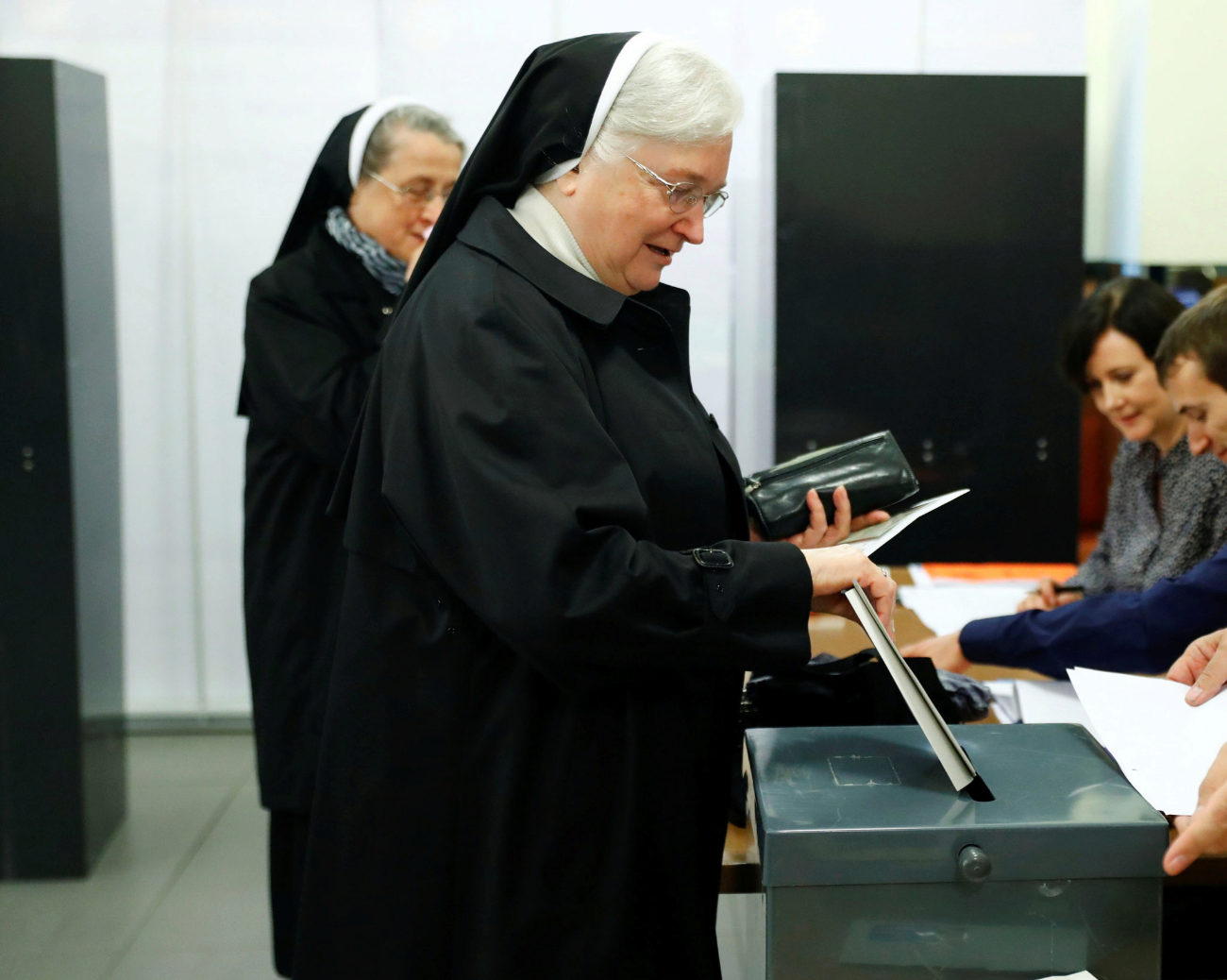 Dos religiosas emitiendo su voto durante las elecciones generales de...