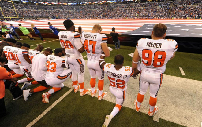 Jugares de Cleveland Browns de rodillas al sonar el Himno Nacional.