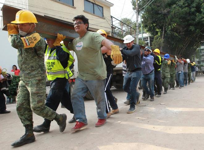 Miembros del ejercito mexicano y voluntarios realizan labores de rescate en el colegio Enrique Rbsamen, en Ciudad de Mxico