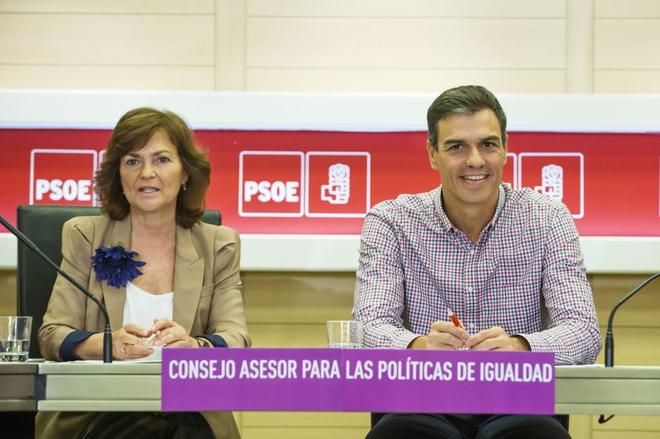 Pedro Snchez, ayer, con Carmen Calvo, en una reunin del PSOE en su...