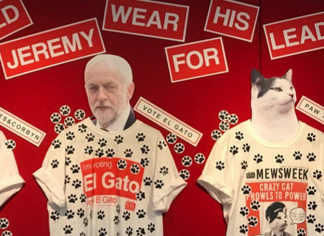 Merchandising de Jeremy Corbyn y El Gato, su mascota, tambin muy aclamada.