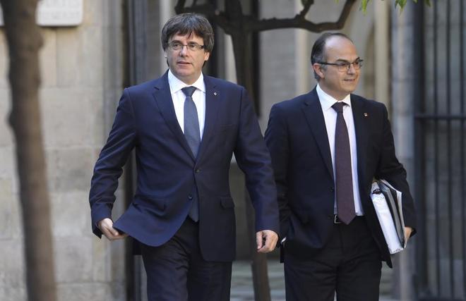 Carles Puigdemont y el conseller Jordi Turull hoy en la reunin del...