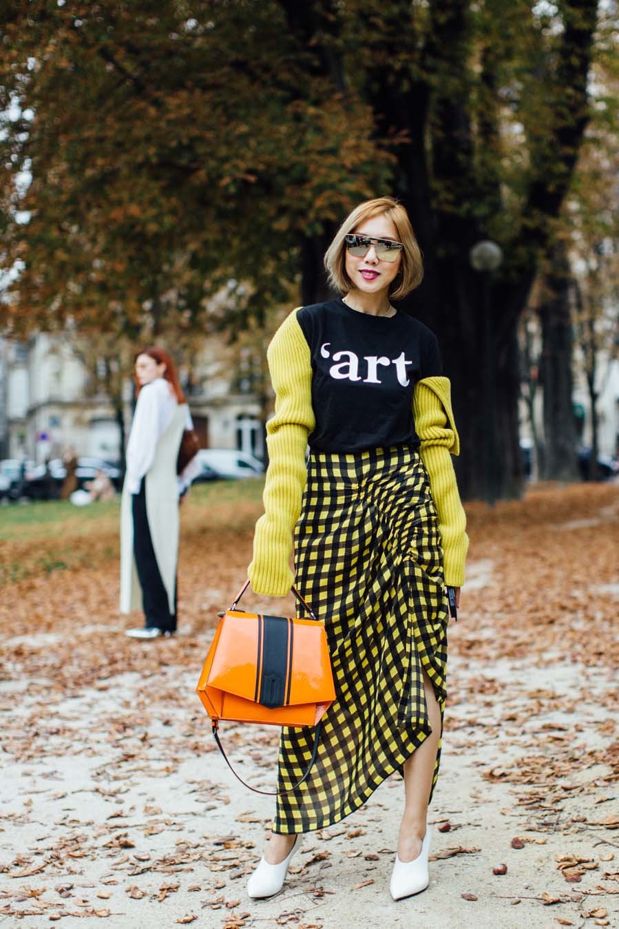 Falda larga en estampado vichy con sudadera - Street Style - Paris...