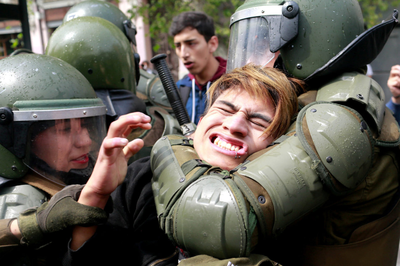 Un manifestante es detenido durante una manifestacin para pedir...