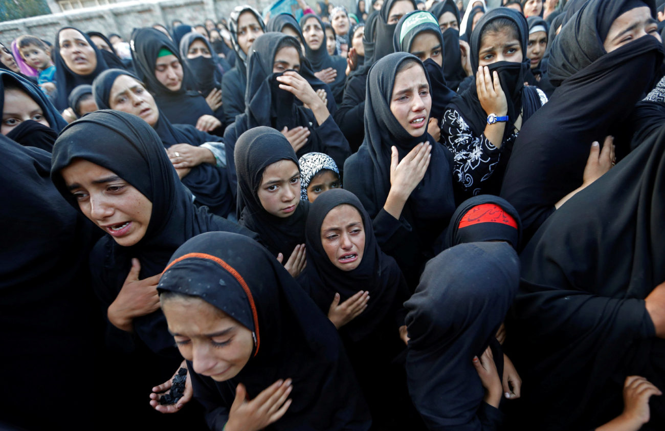 Las mujeres musulmanas chies se lamentan durante una procesin de...