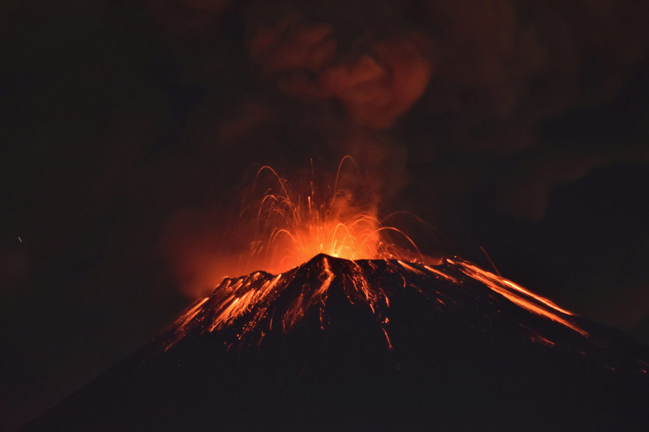 El volcn Popocatepetl en erupcin en las cercanas de Puebla,...