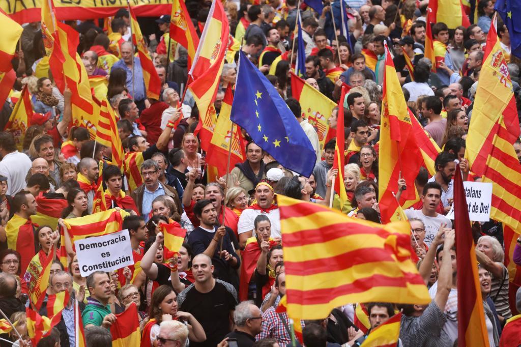 Cientos de personas han salido a la calle en la capital catalana para...