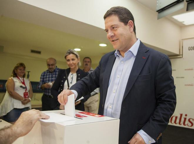 Emiliano Garca-Page, en la votacin de las primarias socialistas en...