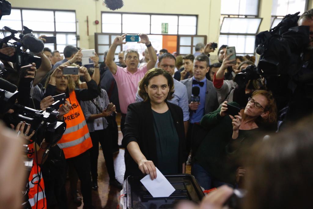 La alcaldesa de Barcelona, Ada Colau, en el momento de su votacin.