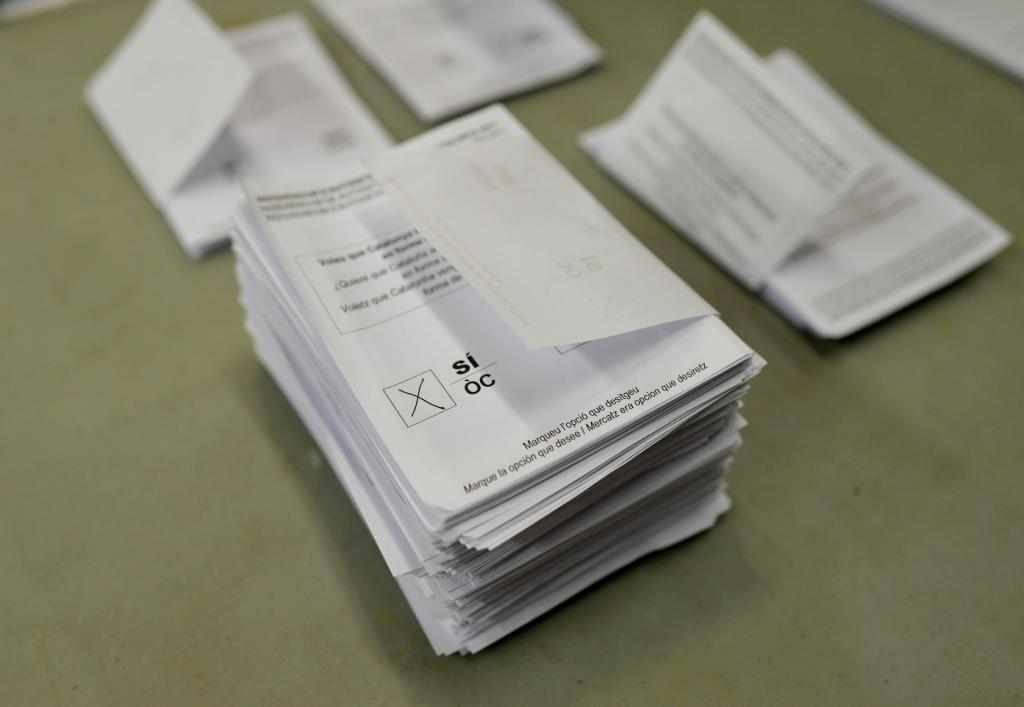 Votos contados despus de la clausura de las urnas en el referndum...