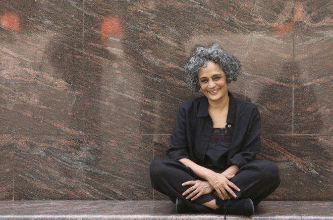 Arundhati Roy: "No hay una única manera de resolver las cosas ...