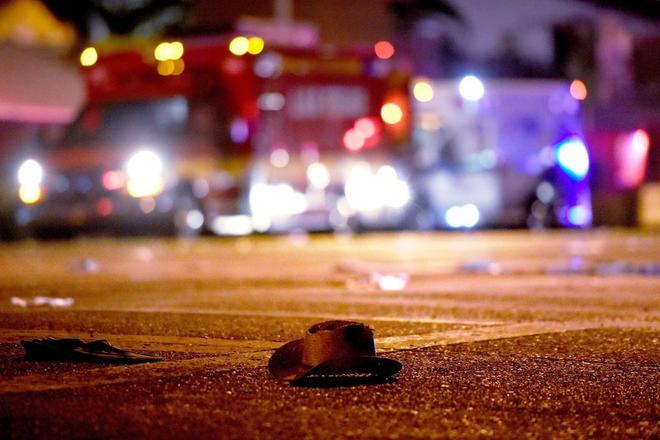 Un sombrero de cowboy abandonado en una calle cercana a donde se produjo el tiroteo en Las Vegas