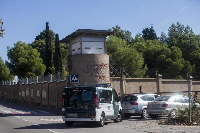 Una furgoneta de la Guardia Civil entra en el Cuartel Santa Eulalia de...