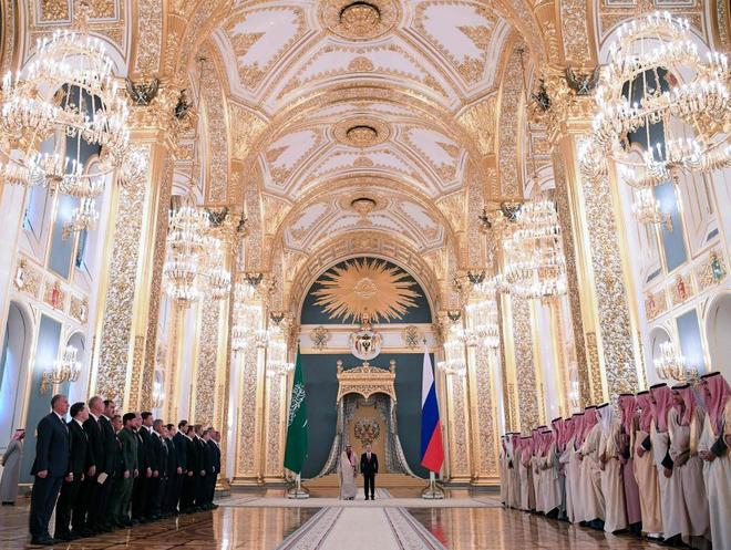 Imagen de la espectacular recepción que Putin ha brindado al monarca saudí en el Kremlin, Moscú.