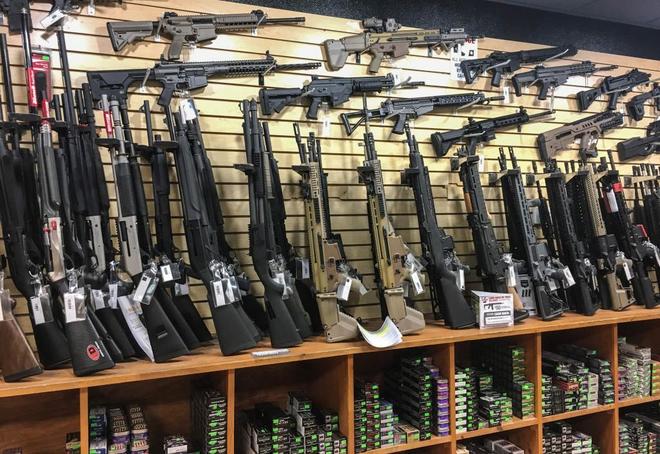 Armas semiautomticas a la venta en una armera en Las Vegas.