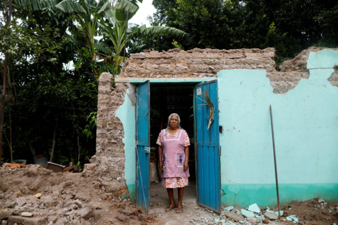 CATALINA MARTNEZ. 78 AOS. Rescat algunos muebles con ayuda de su familia tras los derrumbes. Ahora vive en el patio de su casa: "Espero que las autoridades no nos engaen con promesas. No s lo que va a pasar con nosotros".